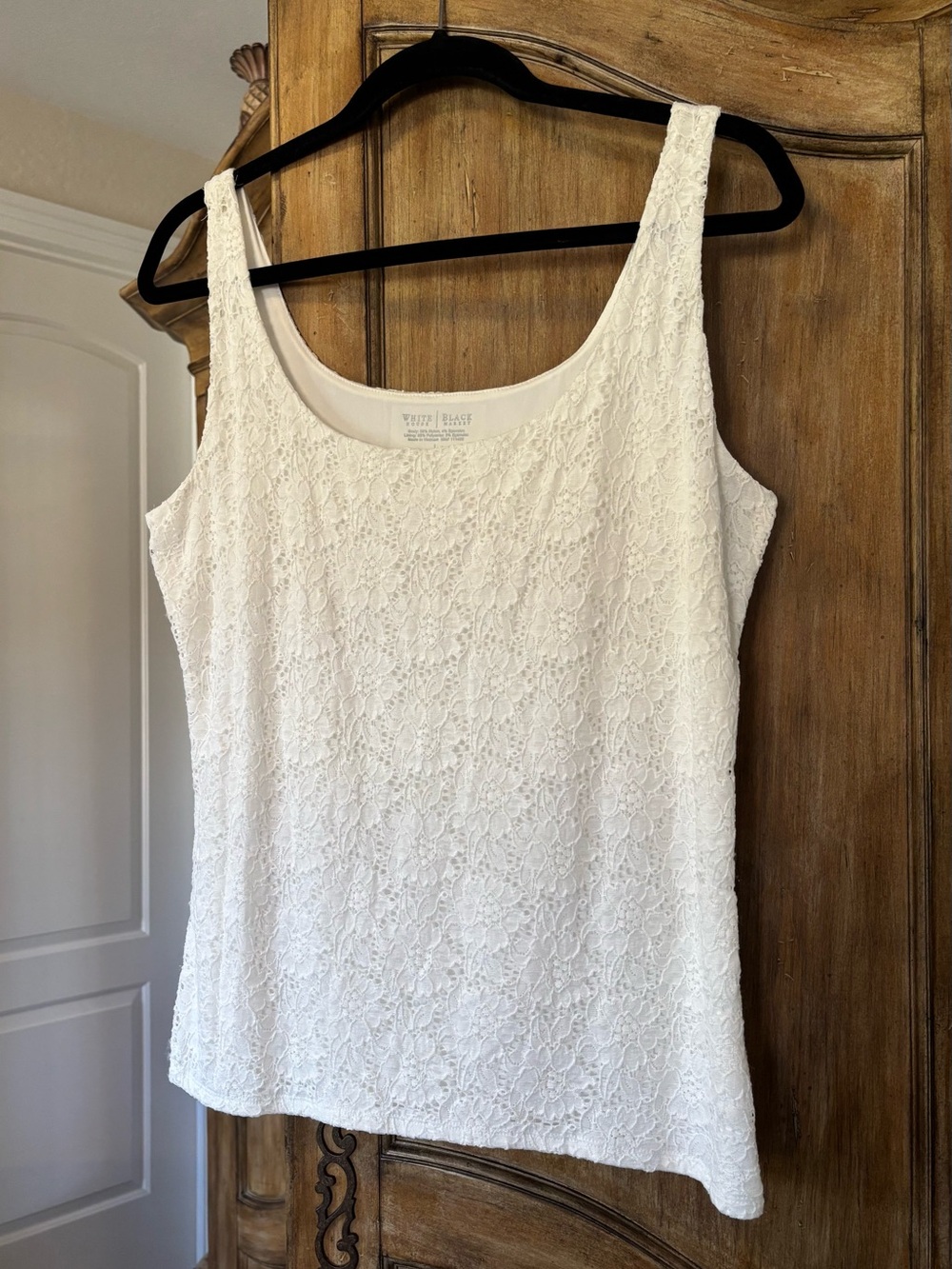 White House Black Market Off White Floral Lace Scoop Tank. Fully Lined.